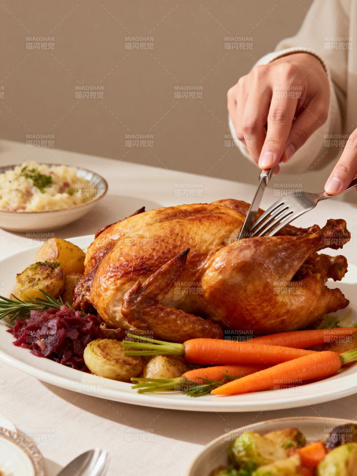 金黄烤鸡配蔬菜图片