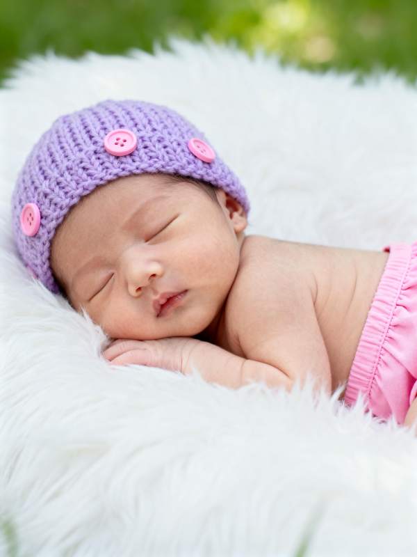 萌宝安睡 紫帽粉裙图片