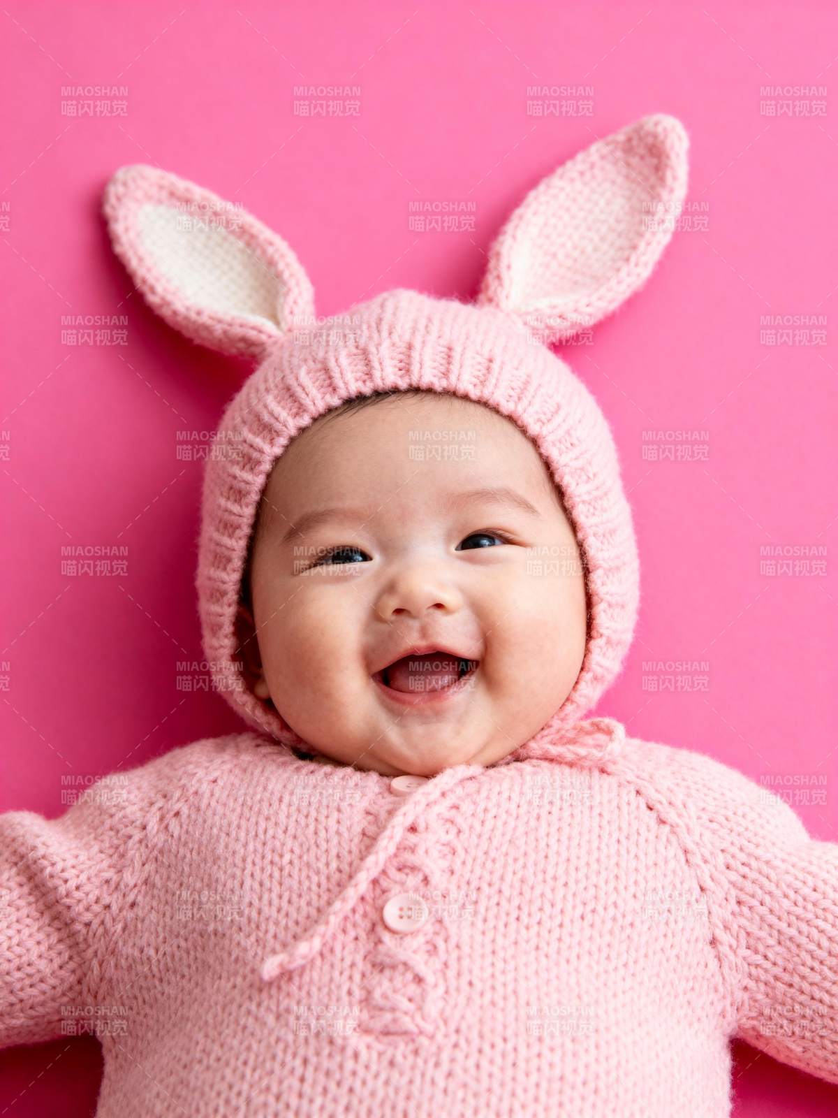 萌宝兔耳笑颜图片