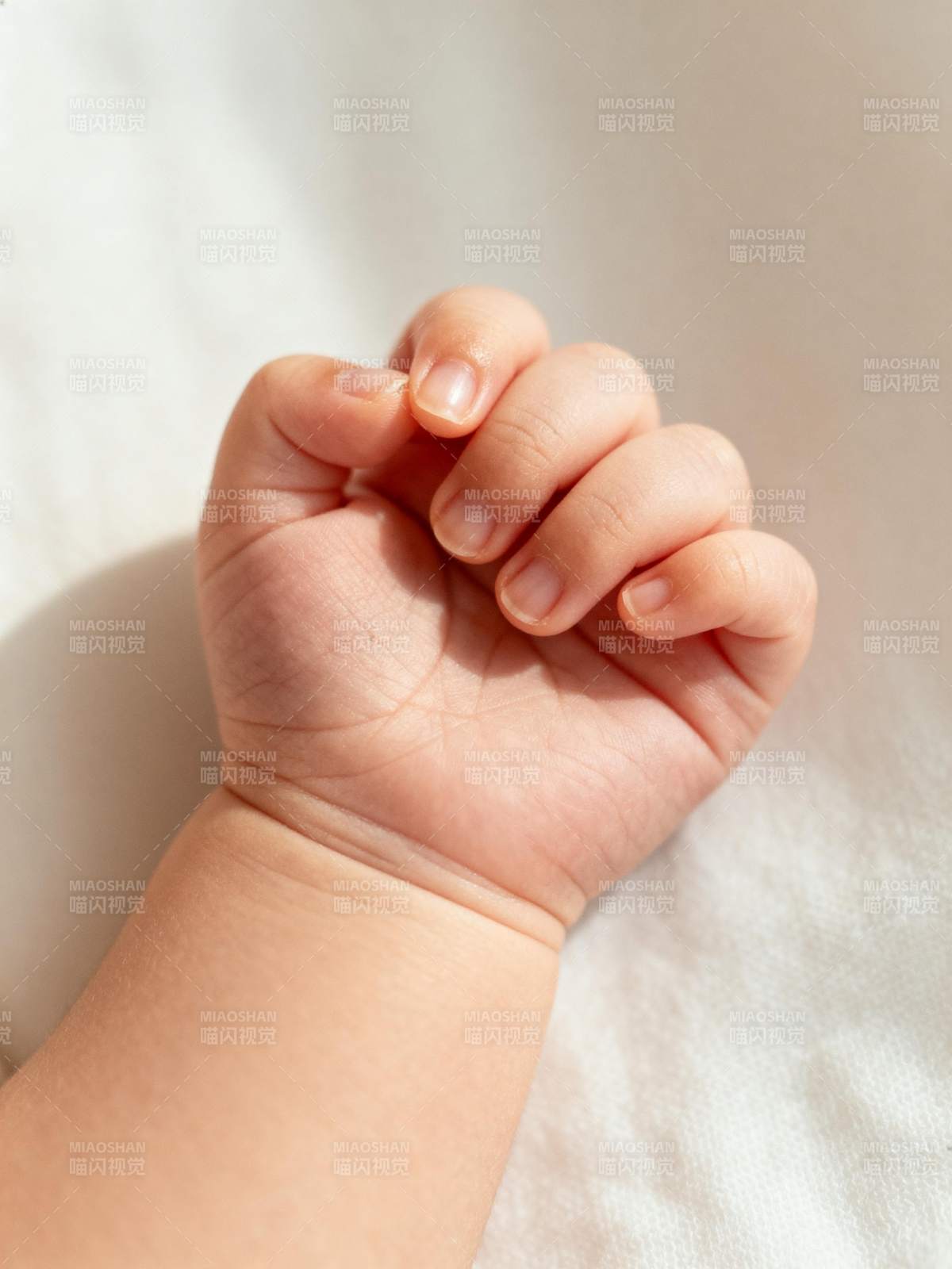 婴儿小手紧握图片