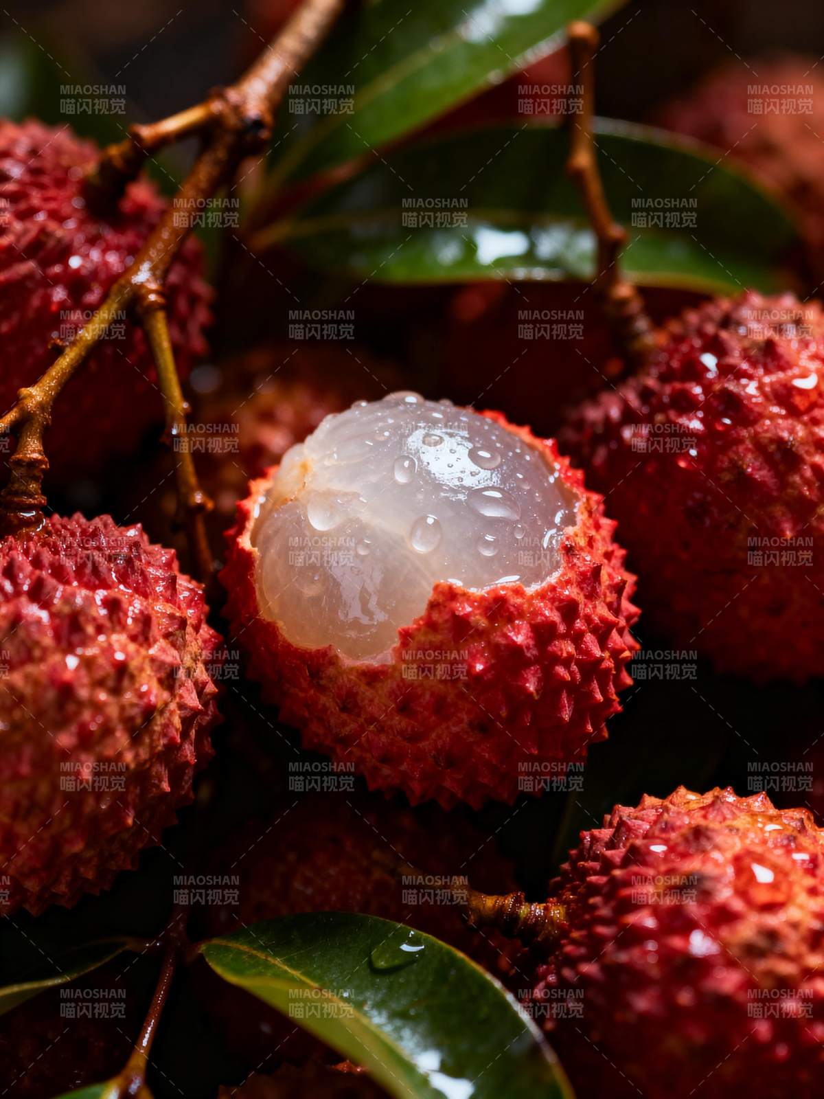 鲜红荔枝晶莹剔透图片