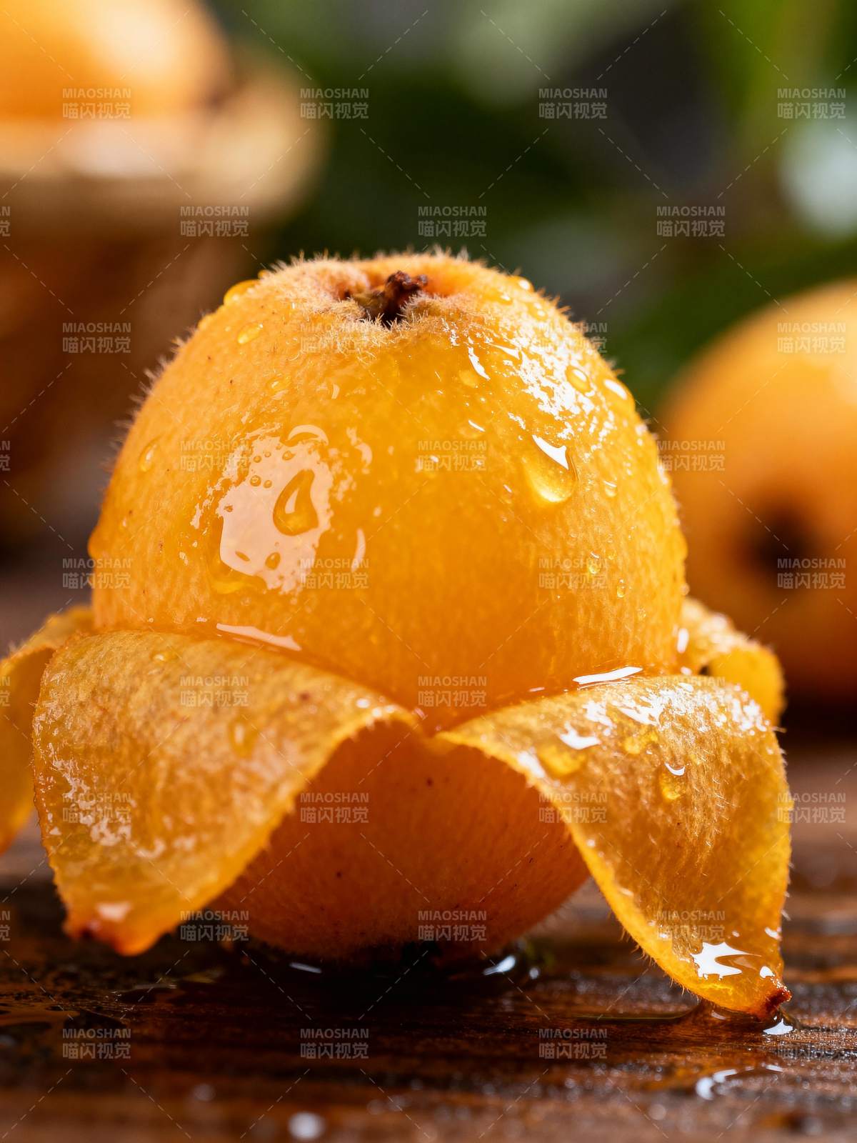 枇杷果滴水特写图片