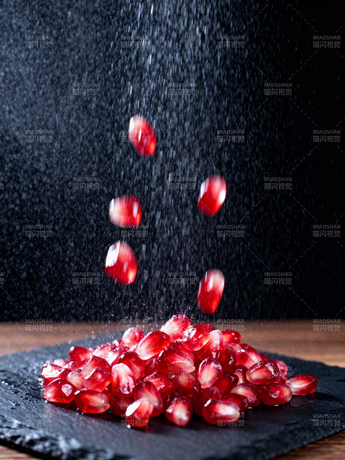 石榴籽飞溅瞬间图片