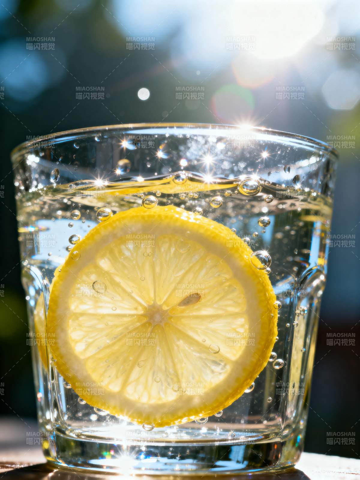 柠檬水 阳光下闪耀图片