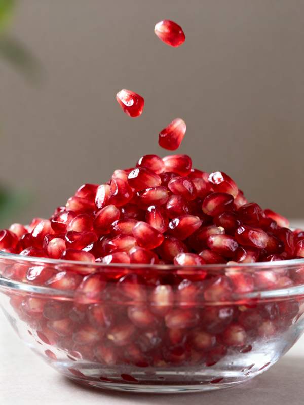 石榴籽飞溅入碗图片