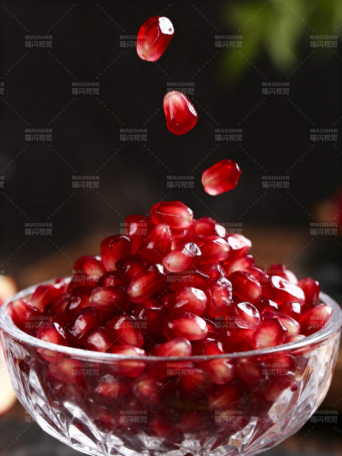 石榴籽飞溅入碗图片