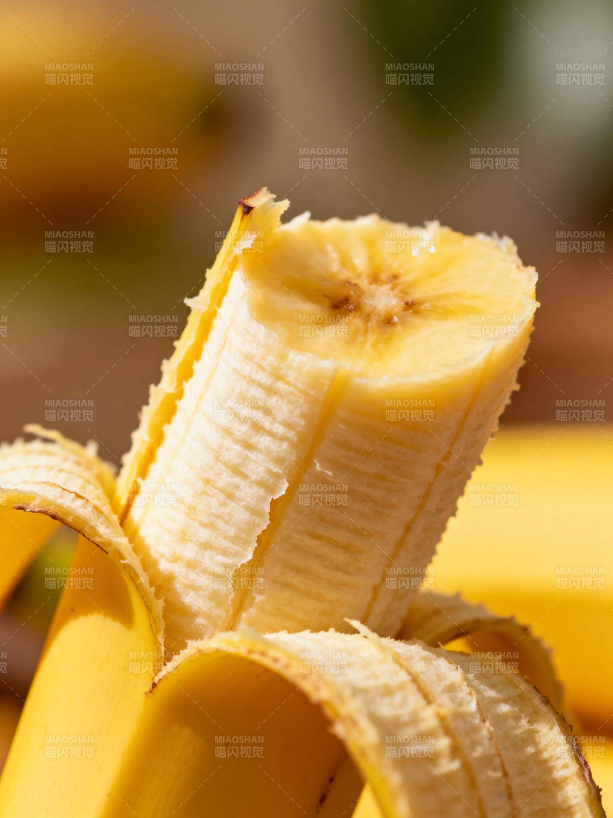 新鲜剥开的香蕉图片