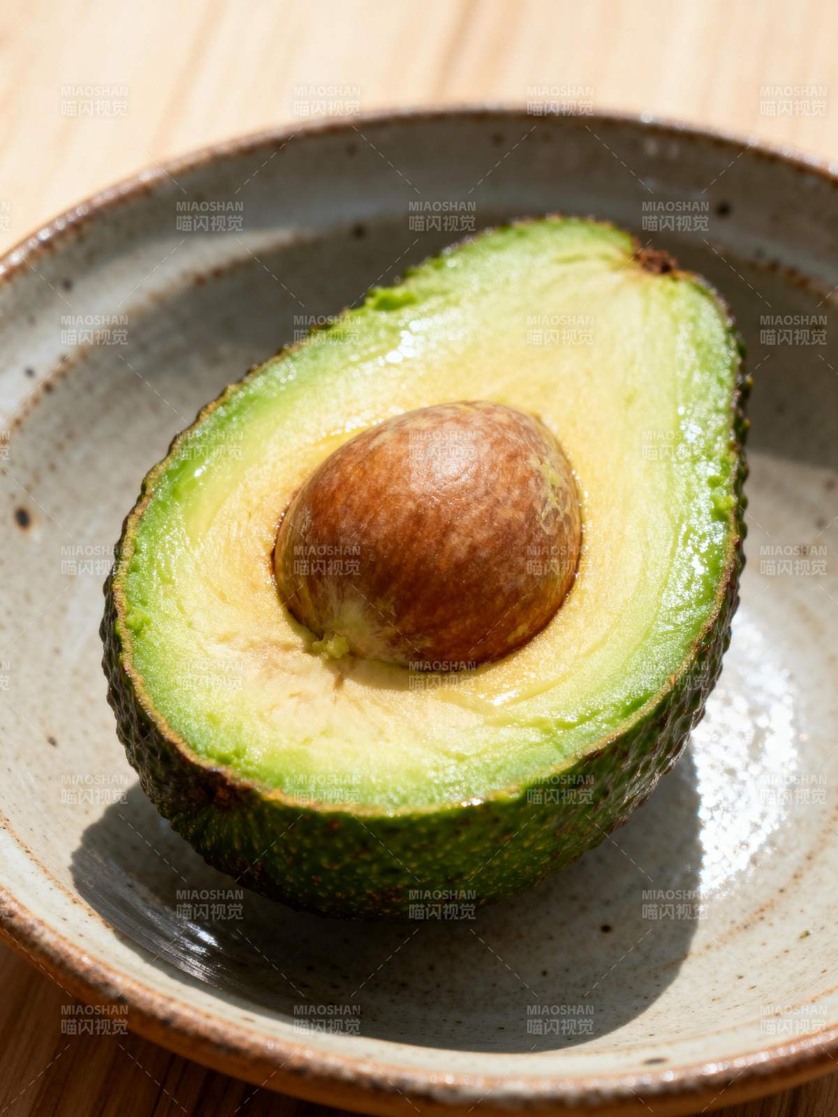 牛油果半颗图片