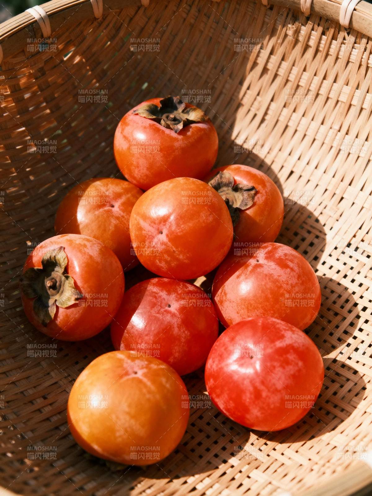 篮中柿子红艳艳图片