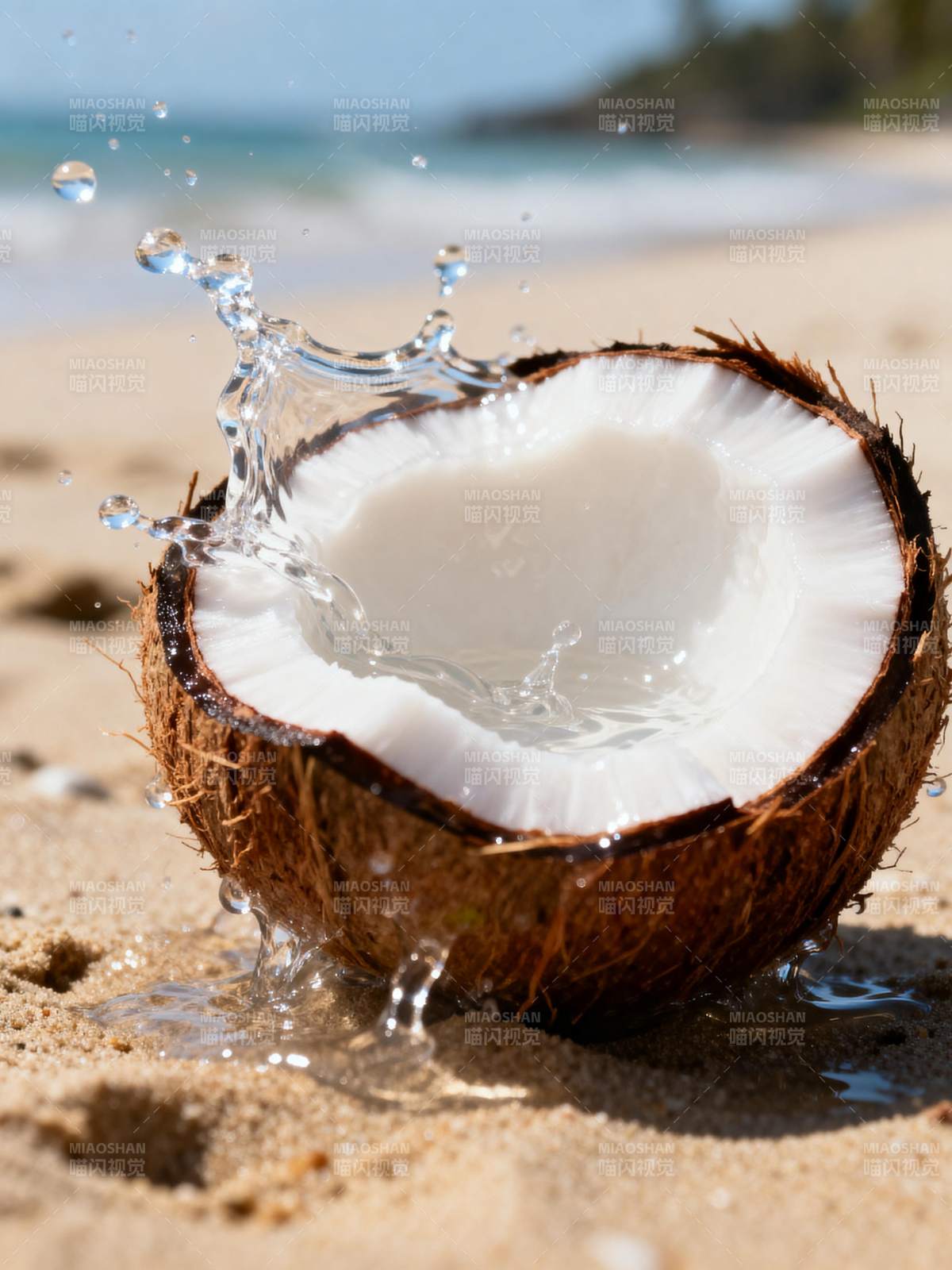 椰子水溅沙滩图片