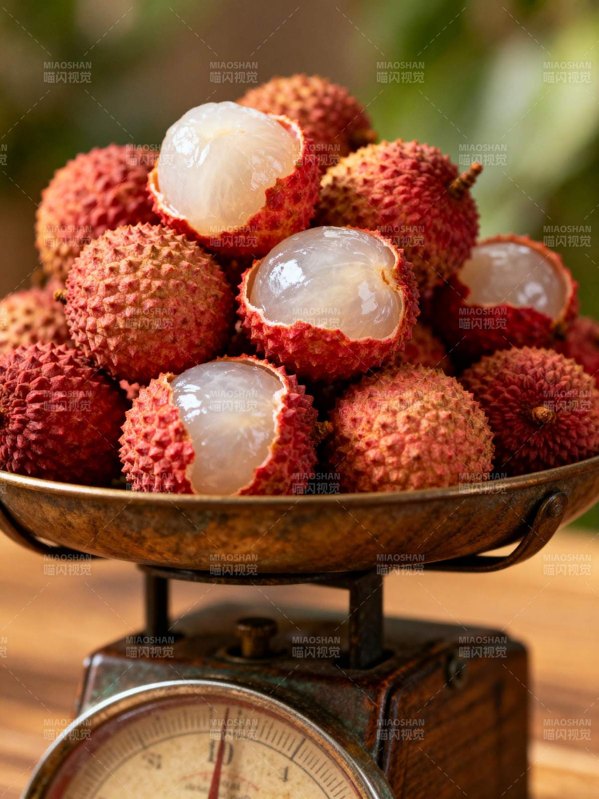 荔枝称重图图片