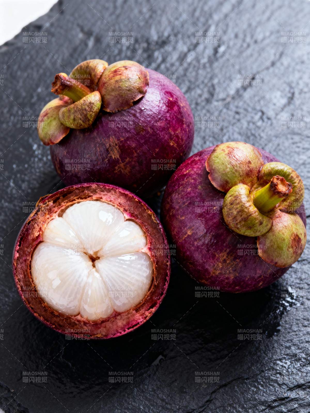 山竹果切开鲜嫩多汁图片