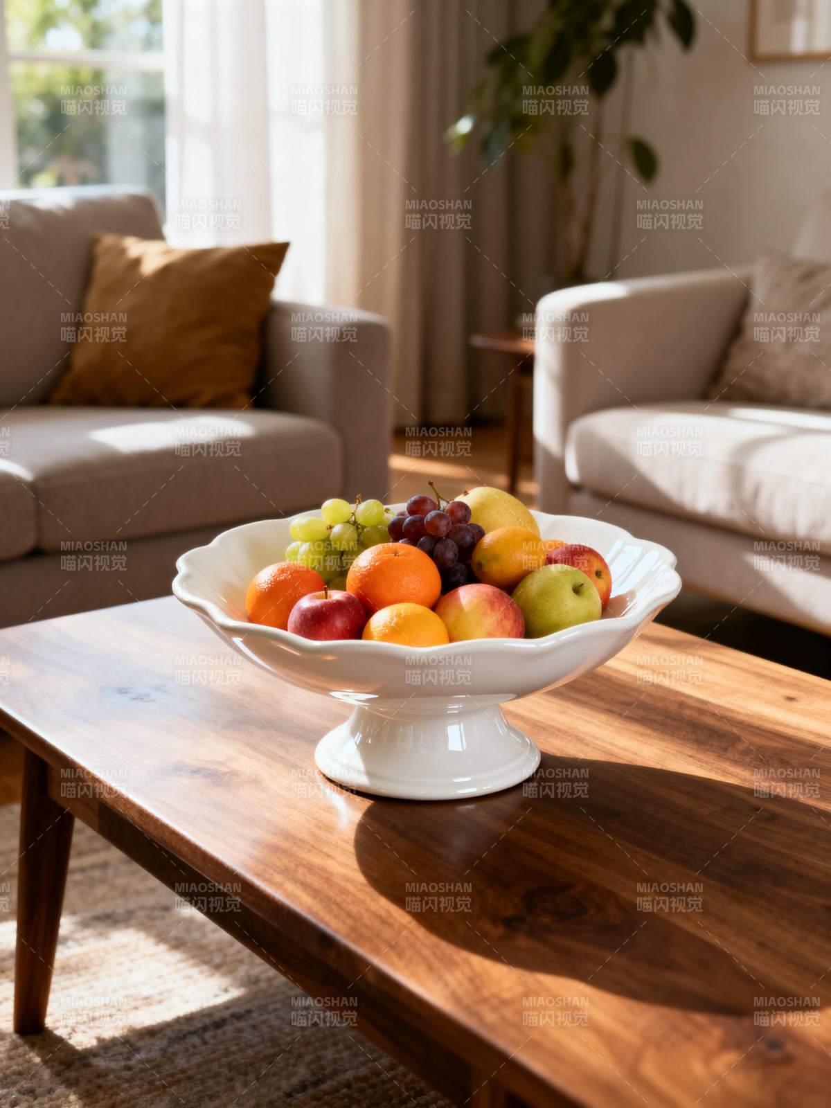 果盘静置客厅中图片