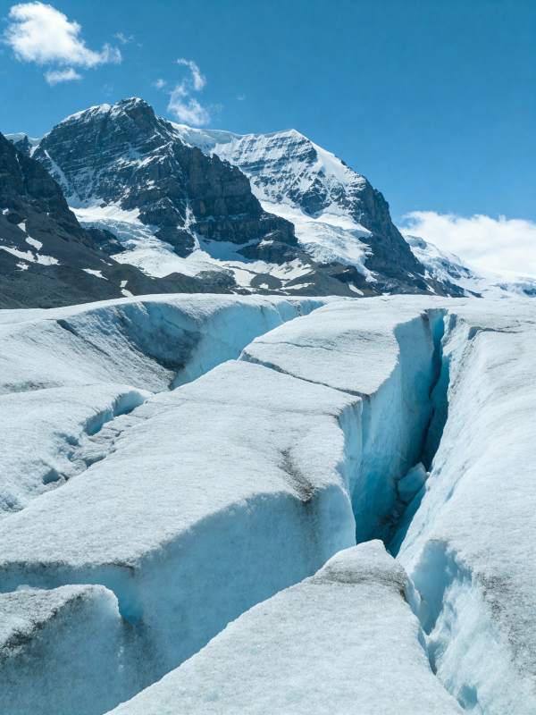 冰川裂隙与雪山图片