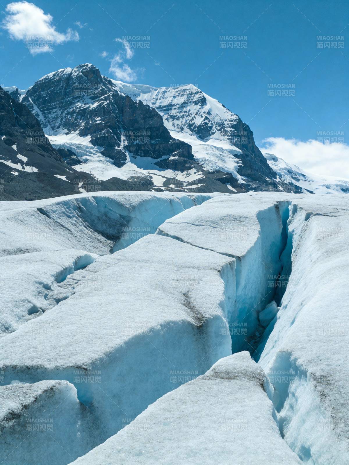 冰川裂隙与雪山图片