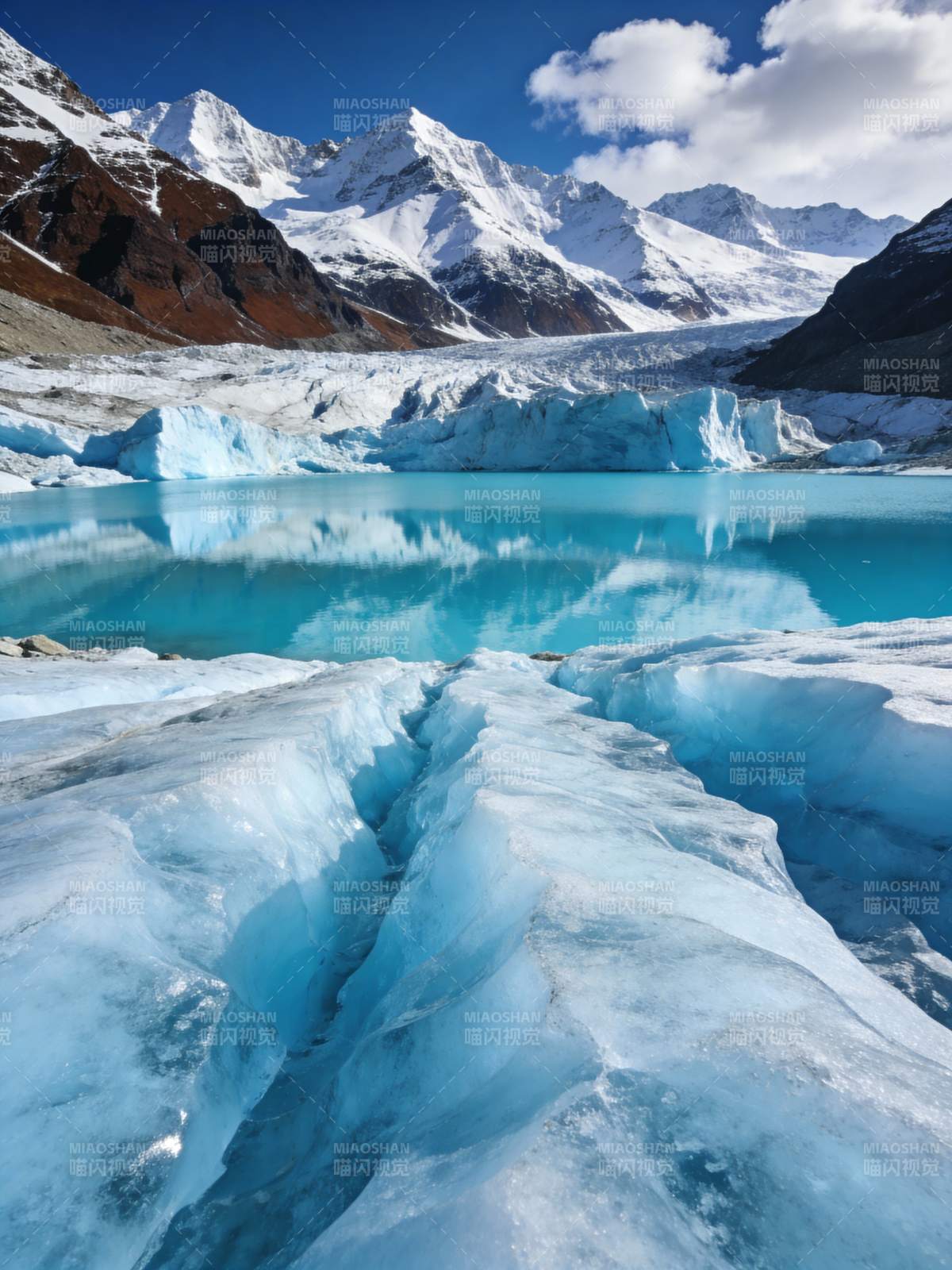 冰川湖畔雪山倒影图片