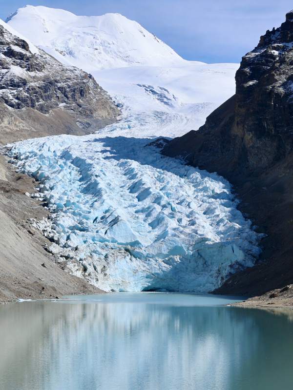 冰川湖畔雪山美景图片