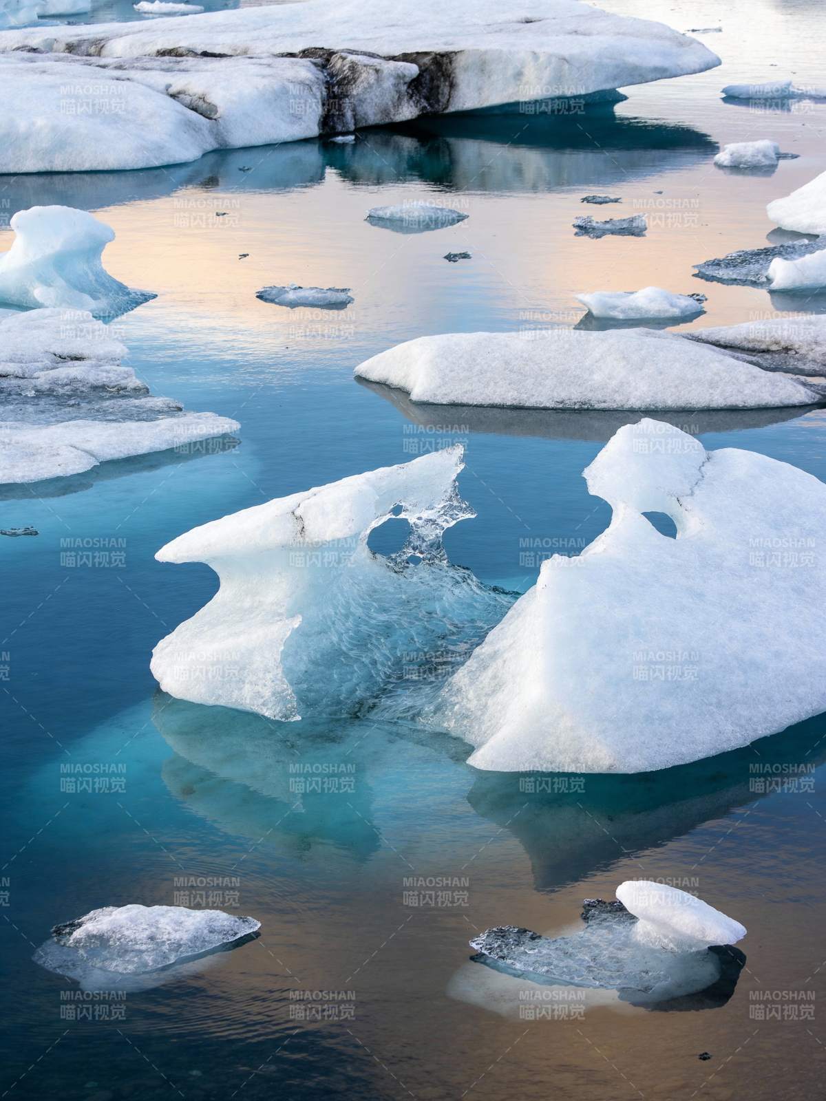 冰川浮水映晨光图片