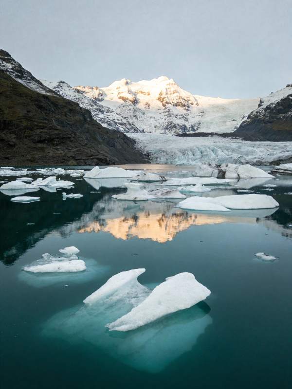 冰川湖畔晨光图片