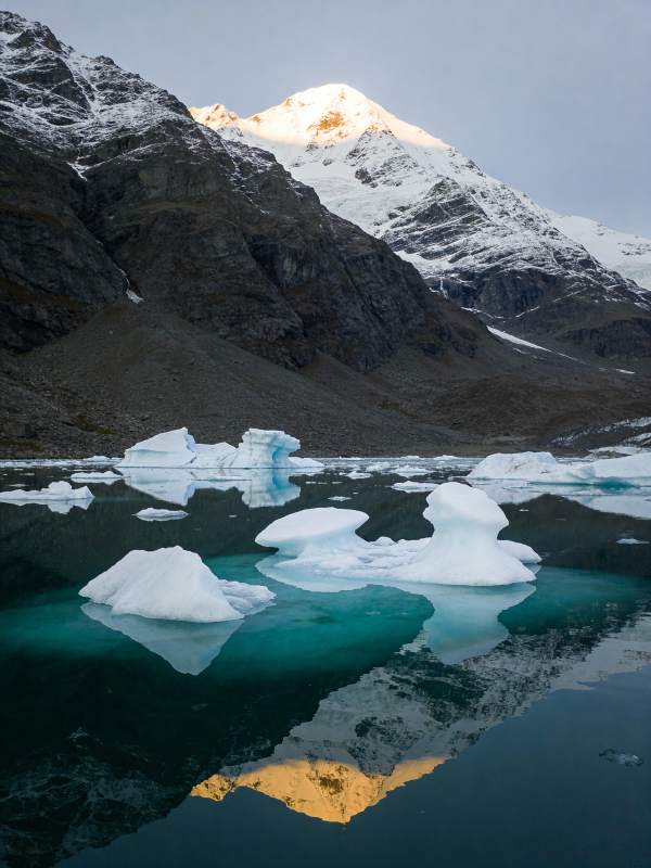 雪山倒影湖中图片
