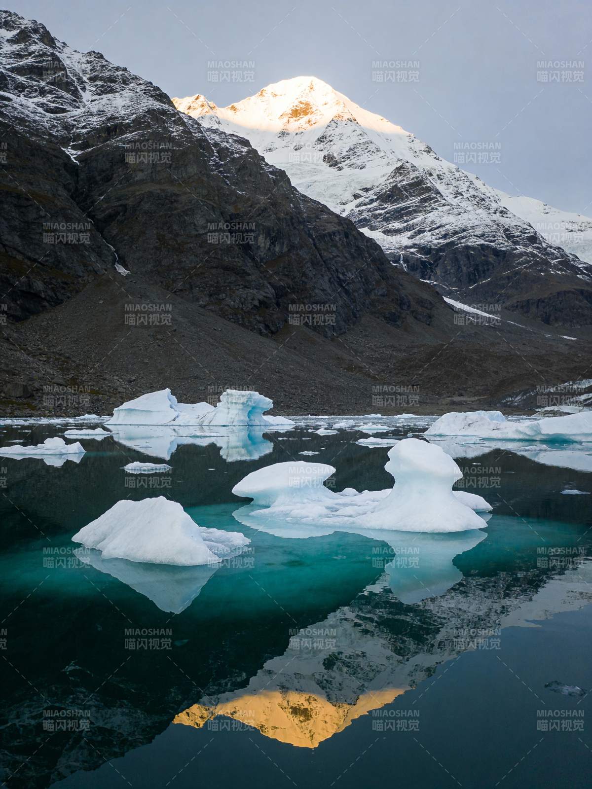 雪山倒影湖中图片