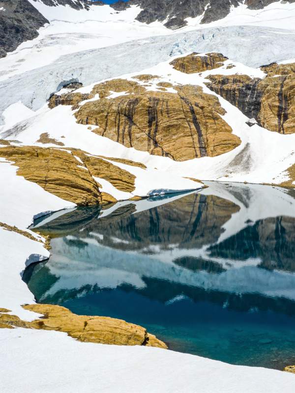 雪山镜湖倒影图片