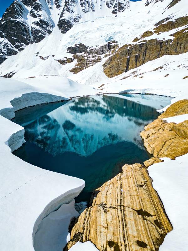 雪山映湖 静谧如画图片