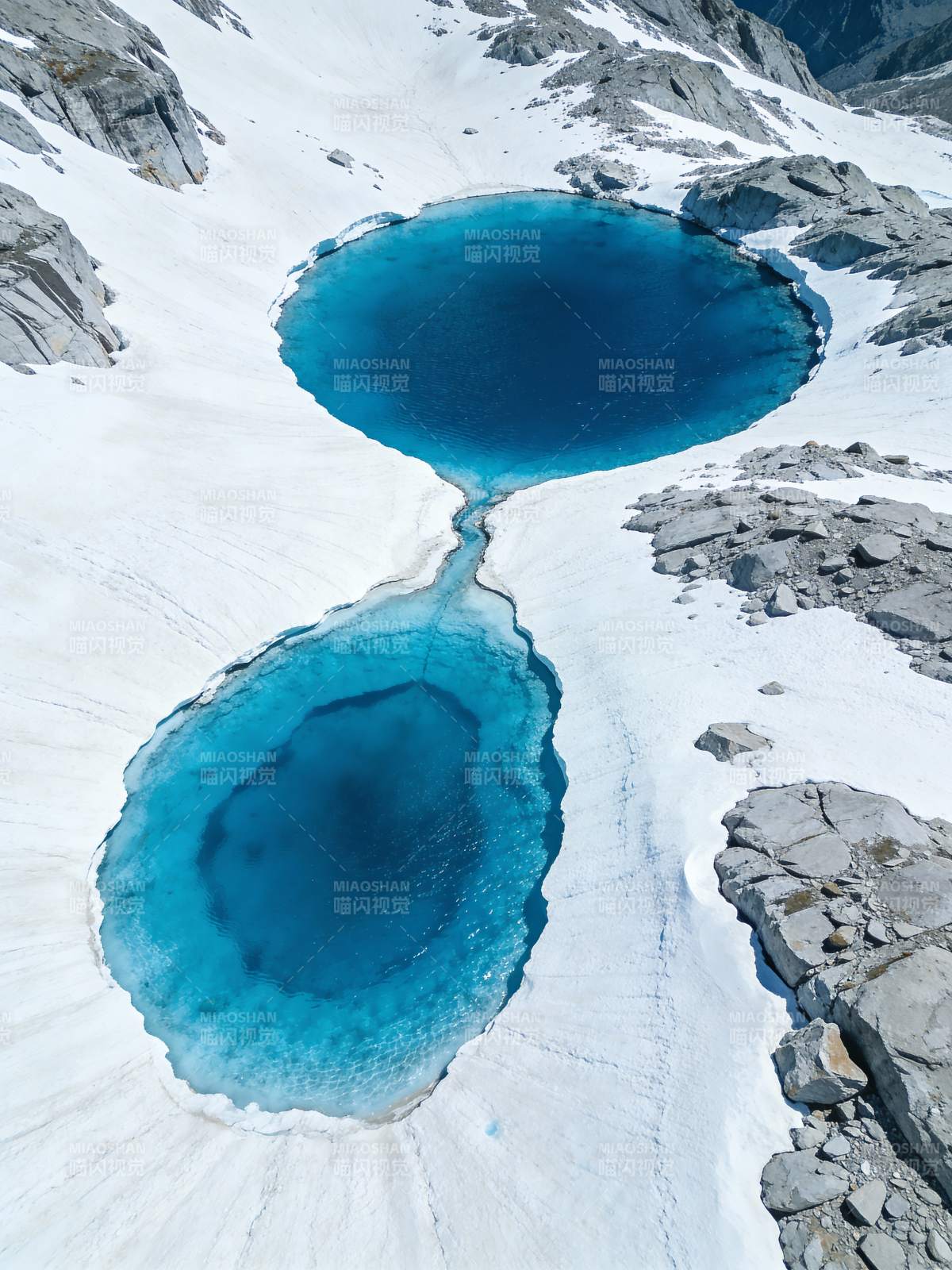 冰湖映雪 碧蓝如玉图片