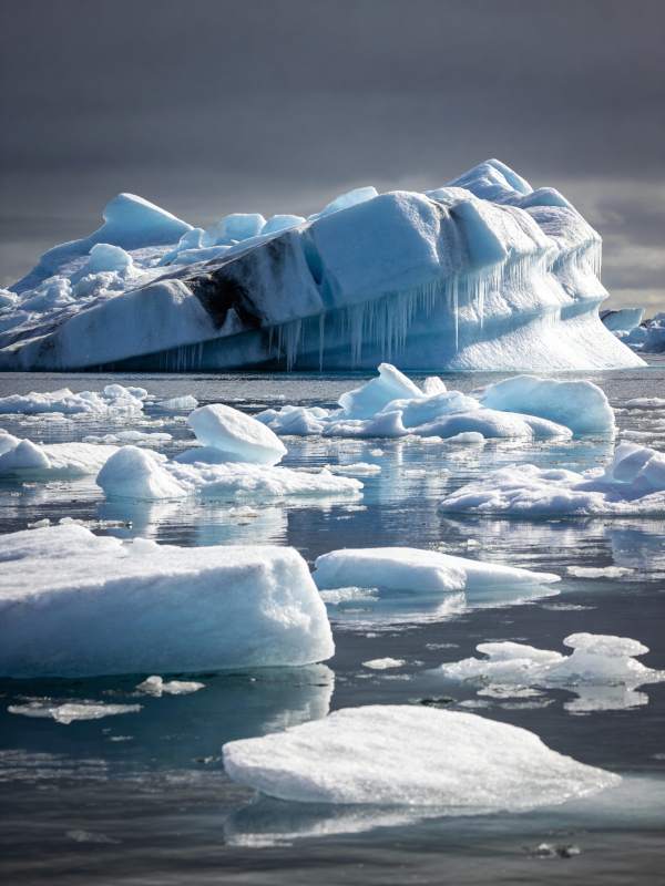 冰川浮水 静谧之美图片
