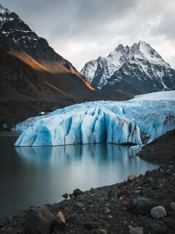 冰川湖畔山影图片