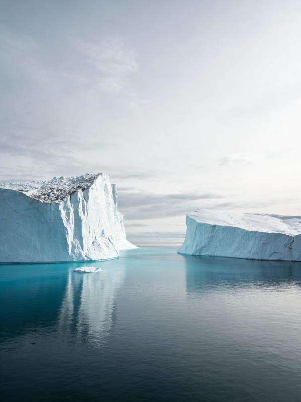 冰山静谧湖面图片
