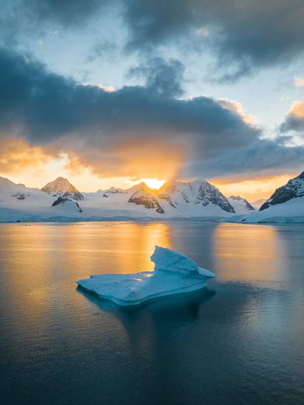 极地冰山日出图片