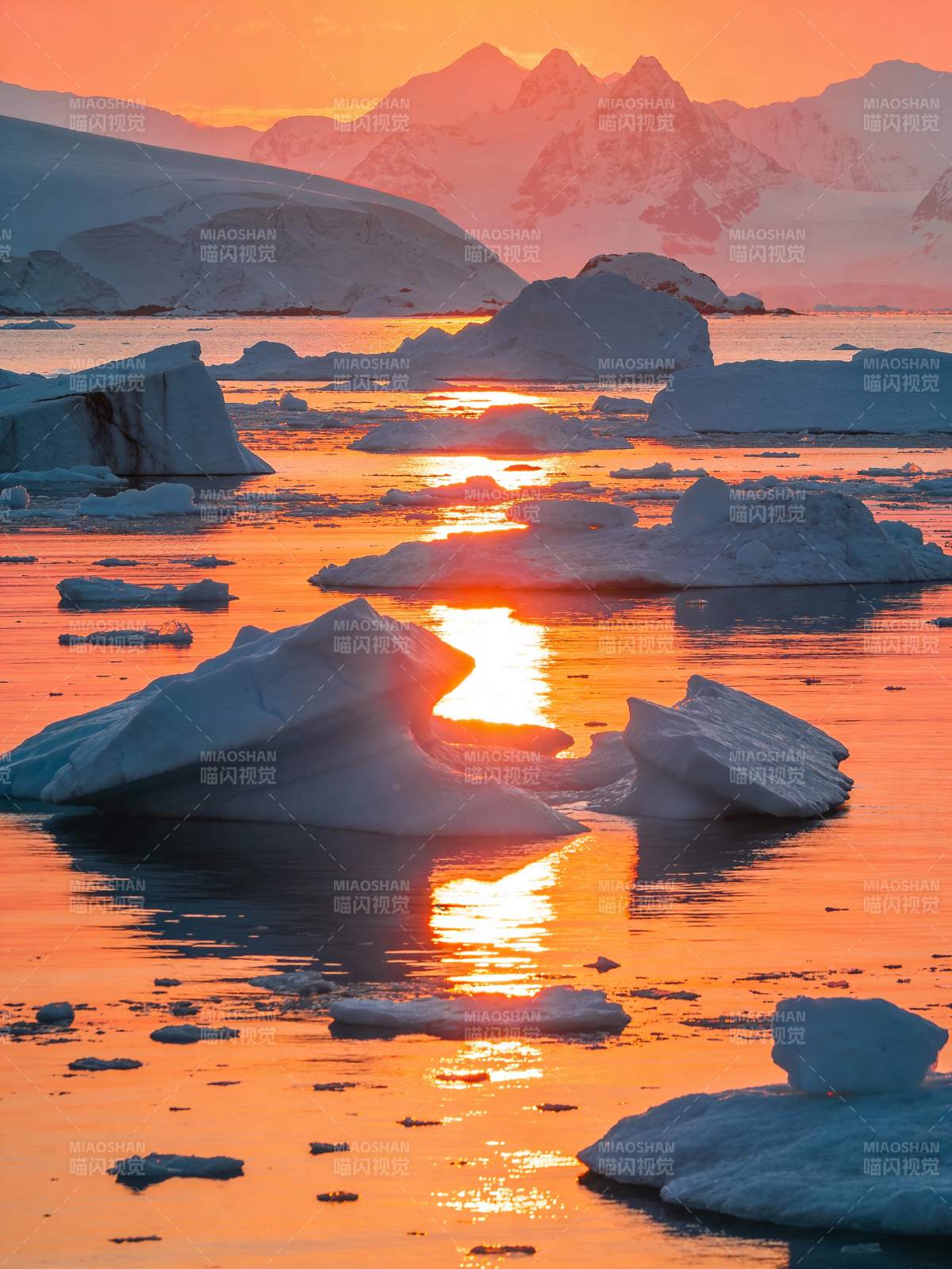 极地冰川日落图片