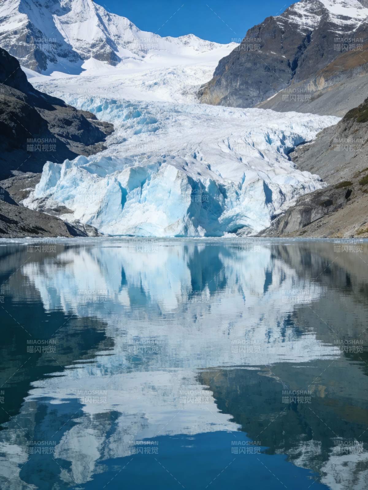 冰川倒影湖图片
