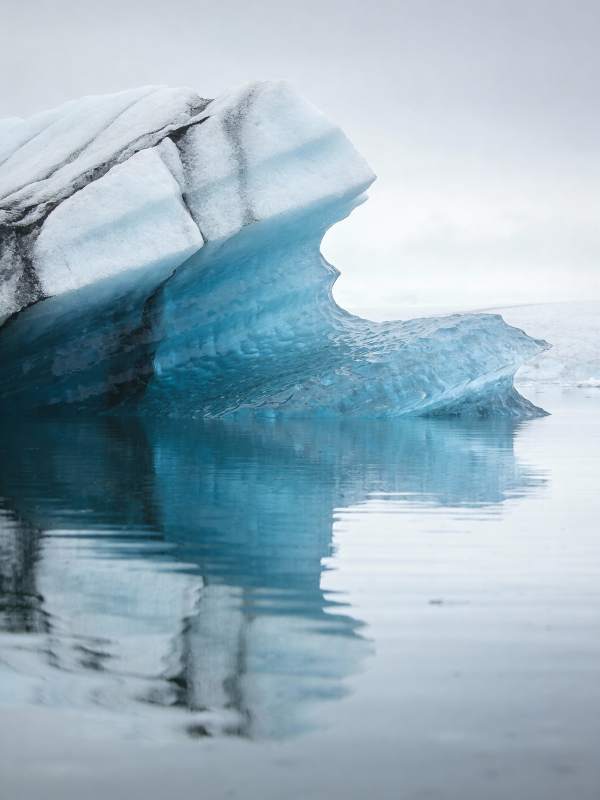 冰川倒影图片