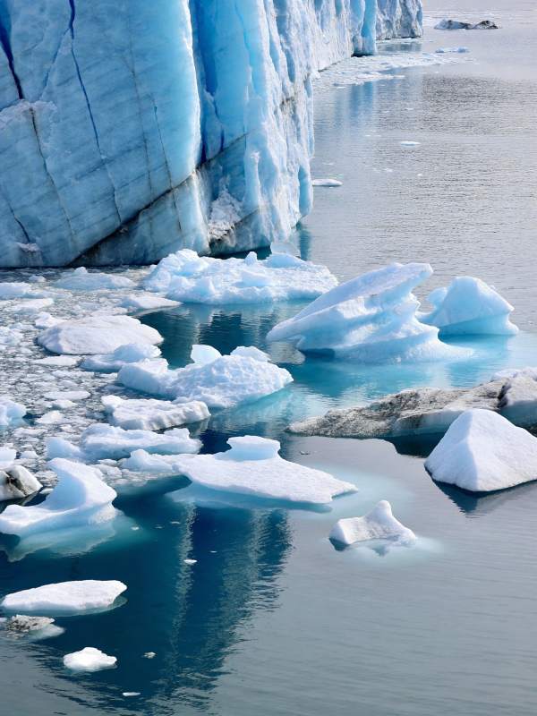 冰川融水映碧波图片