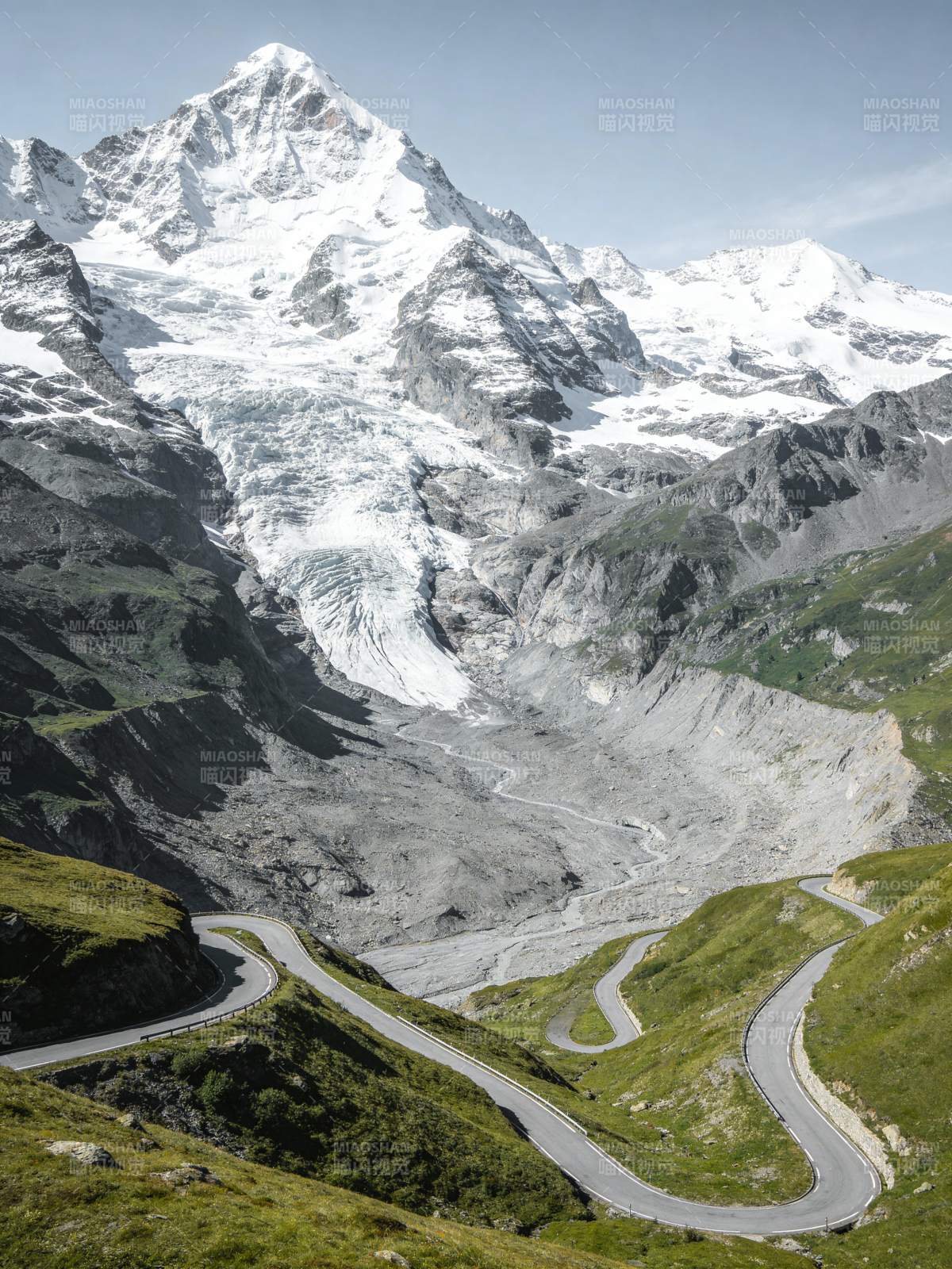 雪山蜿蜒公路图片
