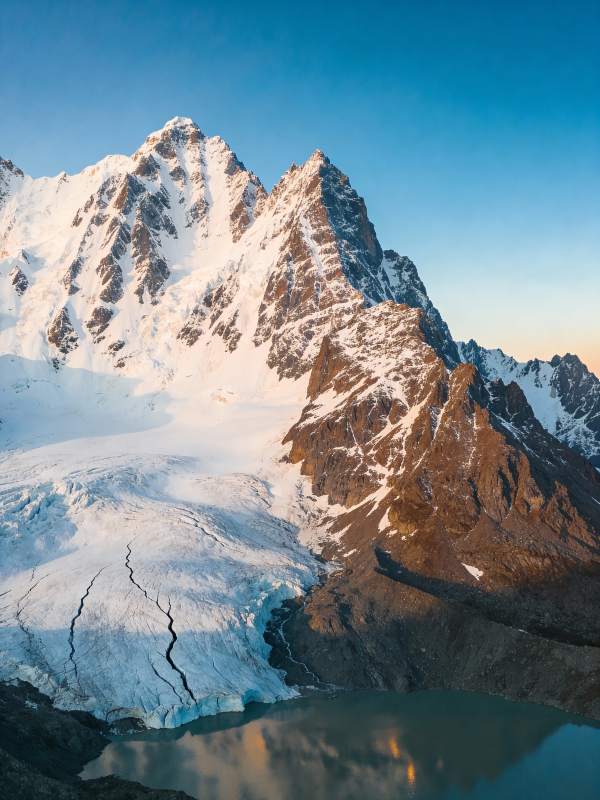 雪山倒影湖中图片