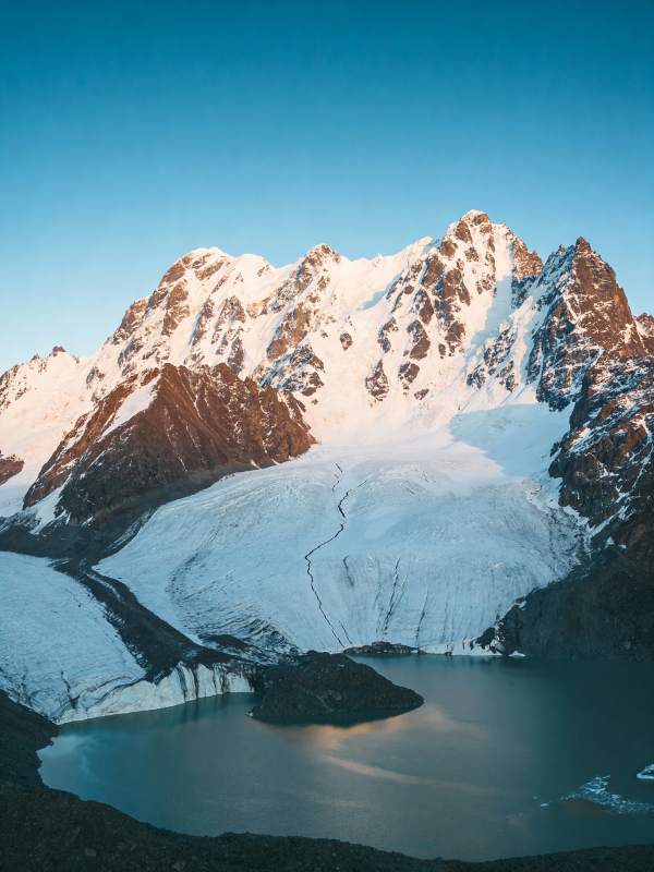 雪山映湖 静谧壮美图片