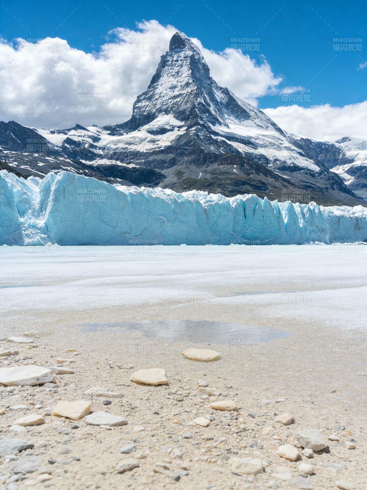 冰川前的马特洪峰图片