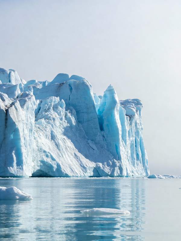 冰山静谧海面图片