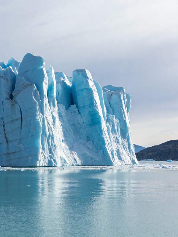 冰山倒影湖中图片
