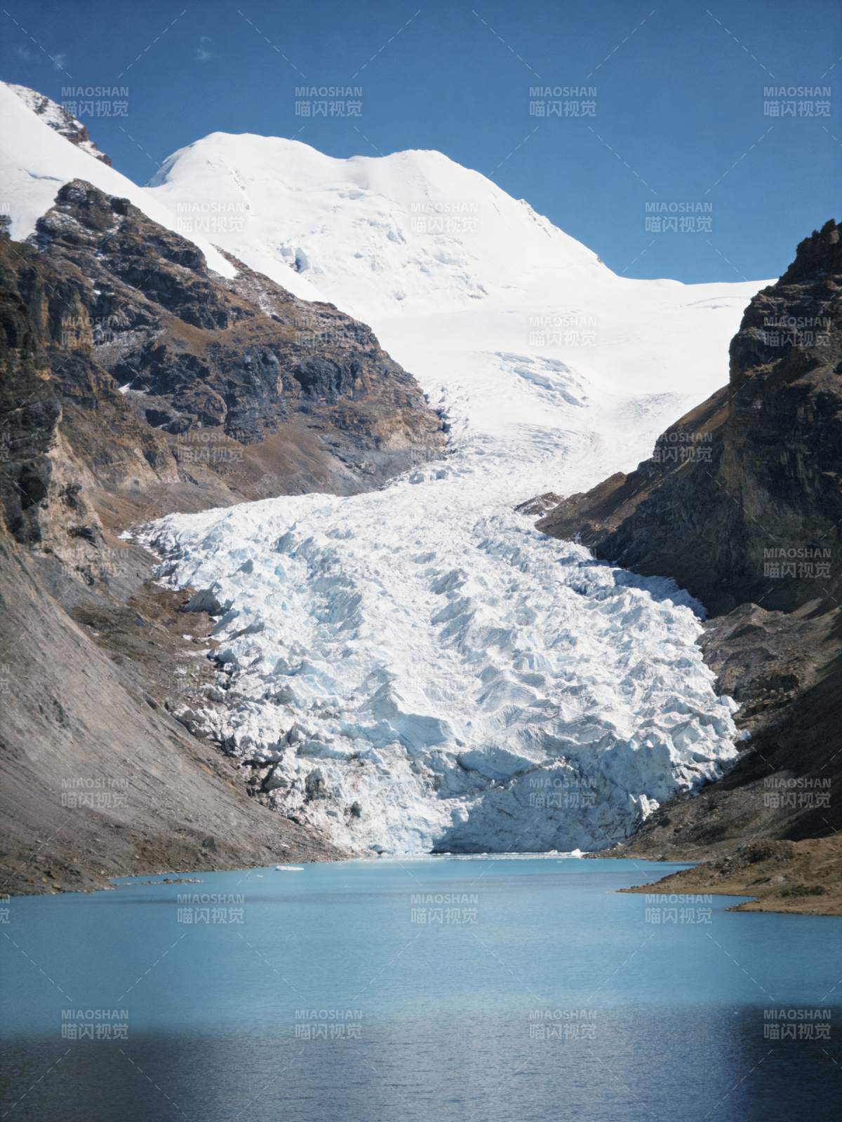 雪山冰川湖景图片
