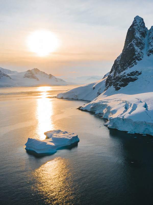 极地晨光映冰川图片