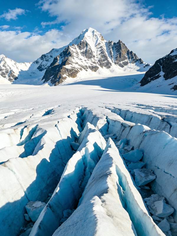 冰川裂谷与雪山图片