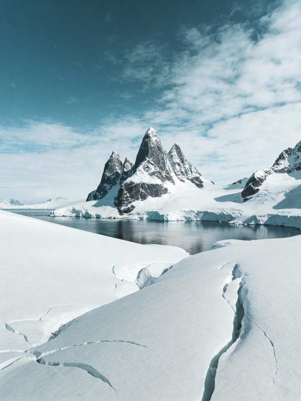 雪峰映湖 冰裂如画图片