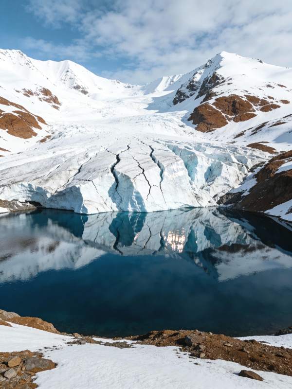 雪山倒影湖中图片