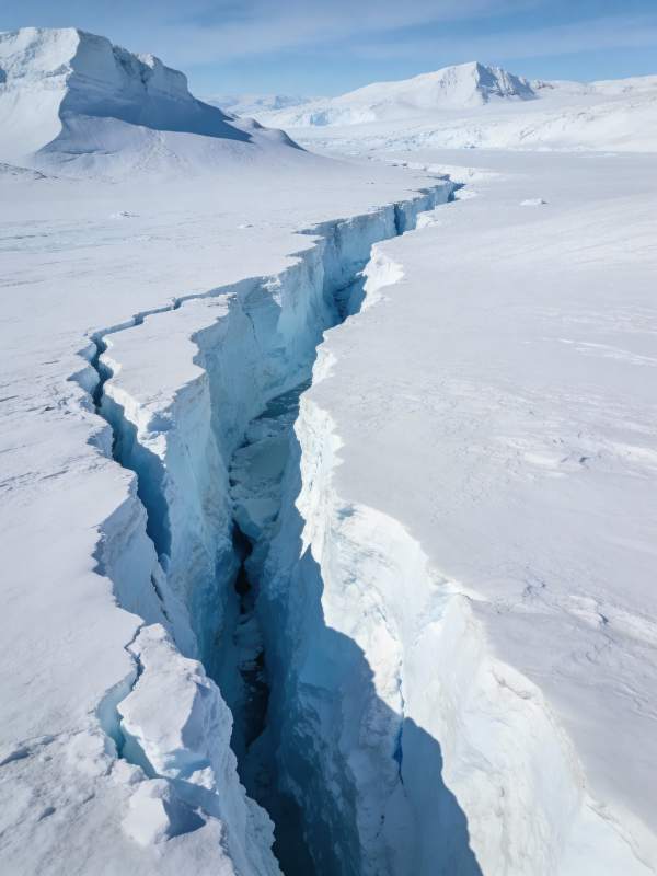 冰川裂缝深邃壮观图片