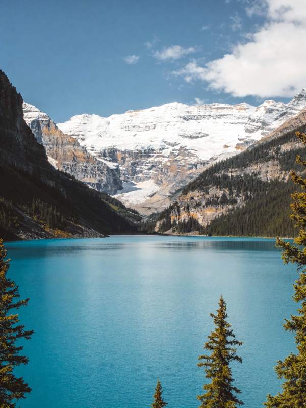 雪山碧湖美景图片