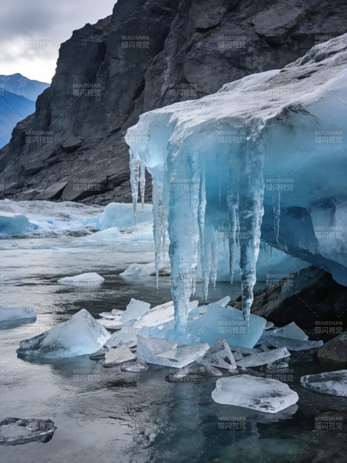 冰川垂挂 晶莹剔透图片